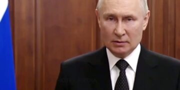 Путин на открытом уроке для школьников назвал Россию непобедимой