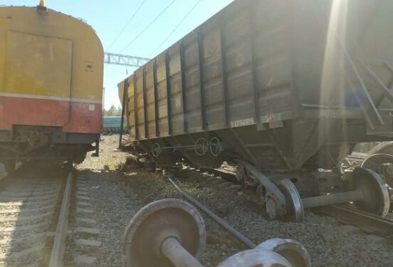 Тепловоз с двумя вагонами сошел с рельсов в Забайкалье