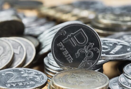 «Доллар по 100»: рубль ослаб до августовских значений