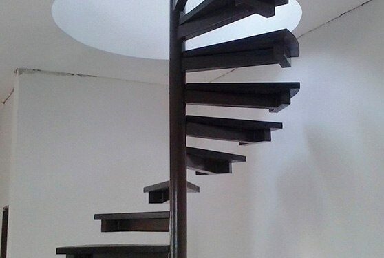 Искусство дизайна: винтовые лестницы на металлическом каркасе