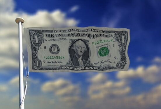 Курс доллара на торгах упал ниже 90 рублей