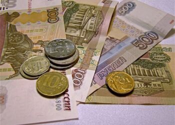 Опрос: Россияне тратят на еду большую часть зарплаты