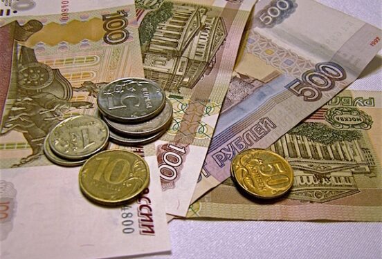 Опрос: Россияне тратят на еду большую часть зарплаты