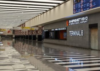 Пассажирам внутренних рейсов могут разрешить покупать алкоголь в duty free — проект уже в Госдуме