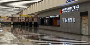 Пассажирам внутренних рейсов могут разрешить покупать алкоголь в duty free — проект уже в Госдуме