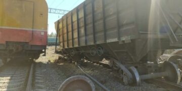 Почти 20 вагонов грузового поезда сошли с рельсов в российском регионе