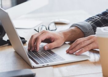 Минтруд выступил против заключения трудовых договоров с релокантами