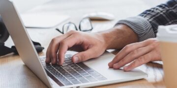 Минтруд выступил против заключения трудовых договоров с релокантами