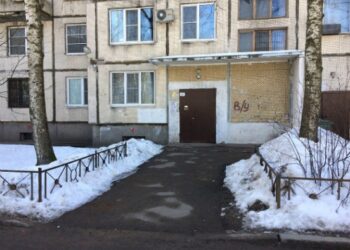 Обмороженную женщину с ребенком нашли у подъезда в Екатеринбурге