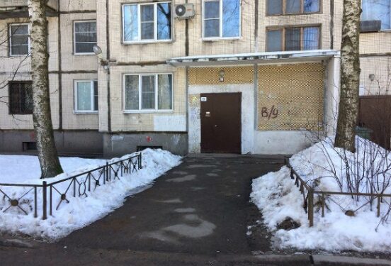 Обмороженную женщину с ребенком нашли у подъезда в Екатеринбурге