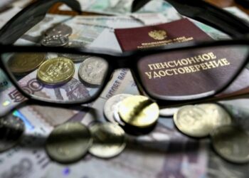 Пенсии и пособия за январь россиянам выплатят досрочно