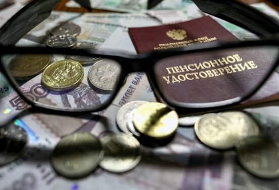 Пенсии и пособия за январь россиянам выплатят досрочно