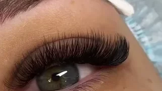 Придание ресницам объема и выразительности: технология 4D наращивания ресниц