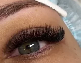 Придание ресницам объема и выразительности: технология 4D наращивания ресниц