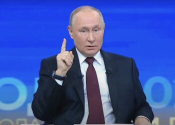 Путин утвердил закон о запрете телефонов на занятиях в школах и возвращении уроков труда