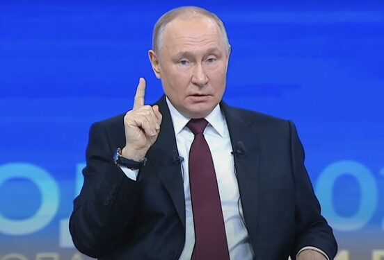 Путин утвердил закон о запрете телефонов на занятиях в школах и возвращении уроков труда