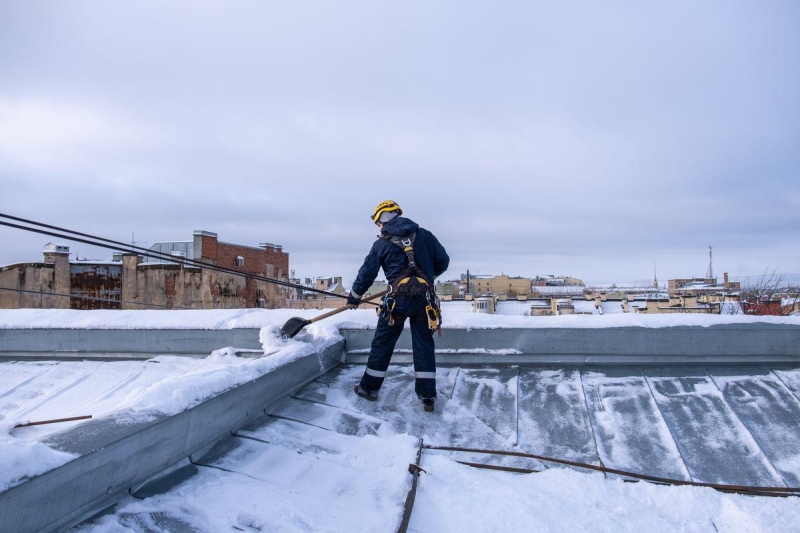 Снег на крыше: почистить или пусть лежит