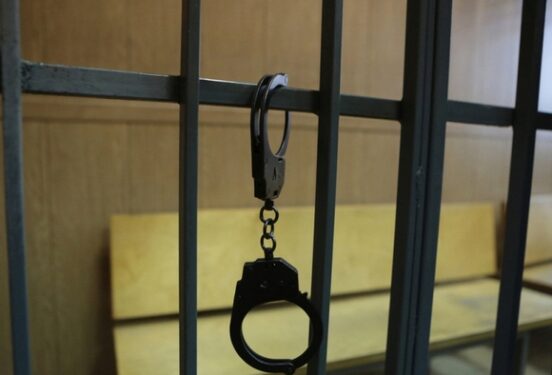 Сотрудницу охраны брянской гимназии, допустившую стрельбу, отправили под арест