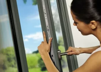 Стоит ли выбирать пластиковые окна вместо деревянных: сравнение преимуществ и особенностей двух материалов