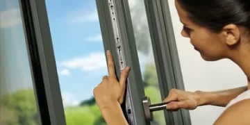 Стоит ли выбирать пластиковые окна вместо деревянных: сравнение преимуществ и особенностей двух материалов