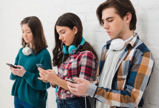 Запретить телефоны в российских школах могут уже с января