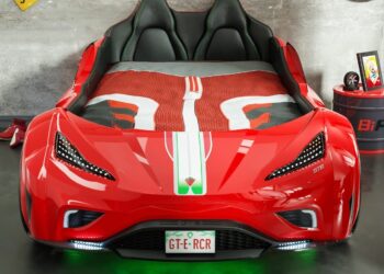 Кровать-машинка GTE в интерьере детской: стиль и функциональность