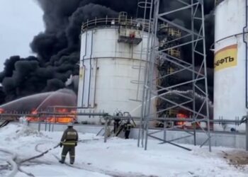 Брянскую область атаковали с воздуха — горит нефтебаза