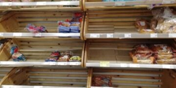 «Для пенсионеров и бедных»: в магазинах могут появиться полки с бесплатными продуктами с истекающим сроком годности