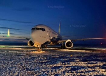 Пассажирский самолет выкатился за пределы ВПП в аэропорту Норильска