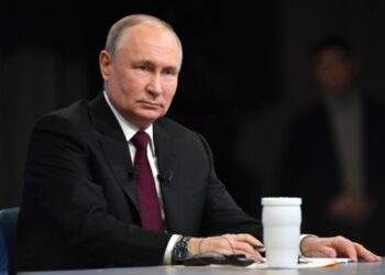 Путин подписал указ о приеме в гражданство РФ служащих по контракту иностранцев