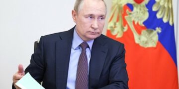 Путин высказался за продление программы по льготной семейной ипотеке