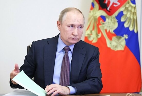 Путин высказался за продление программы по льготной семейной ипотеке