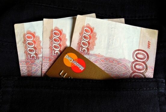 Россиянам пообещали рост зарплат в 2024 году