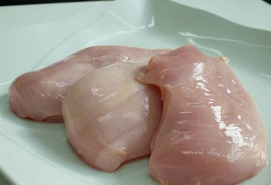 В регионах России из магазинов пропало мясо курицы