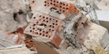 В Ростове-на-Дону частично обрушился жилой пятиэтажный дом: введен режим ЧС, людей эвакуировали (видео)