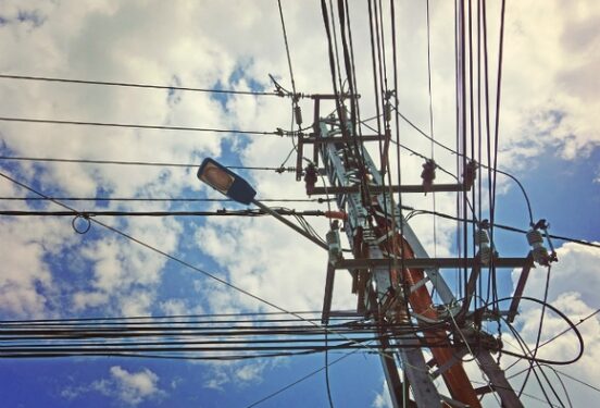 Вертолет аварийно сел в Брянской области, оборвав ЛЭП