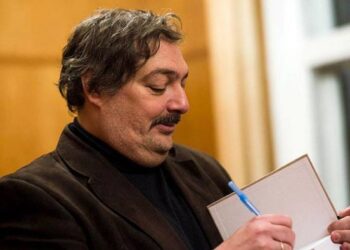 Дмитрия Быкова* оштрафовали за участие в нежелательной организации после интервью