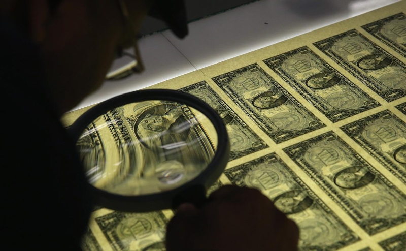 
                    Эксперты назвали самой большой угрозой для доллара экономику США

                
