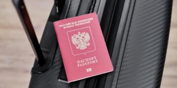 ФССП: За год число запретов на выезд из России резко подскочило