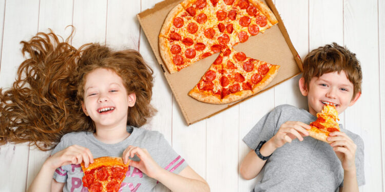 Почему пицца стала так популярна в России: история успеха любимого фаст-фуда