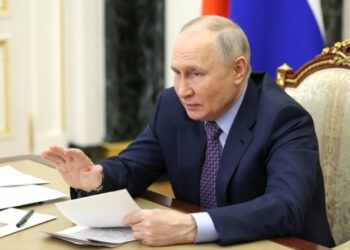 Путин объявил о повышении окладов российским медикам с 1 апреля