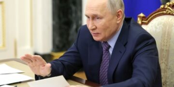 Путин объявил о повышении окладов российским медикам с 1 апреля
