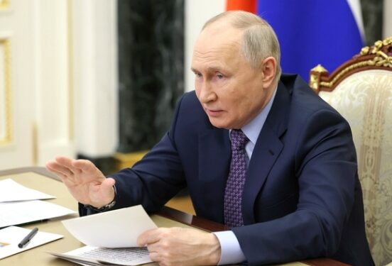 Путин объявил о повышении окладов российским медикам с 1 апреля