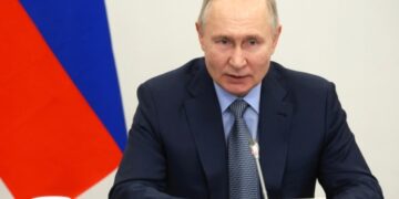 Путин поручил не допускать чрезмерного роста цен на авиабилеты в России