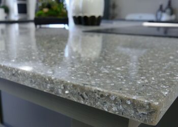 Столешницы из искусственного камня: особенности, преимущества и недостатки материала