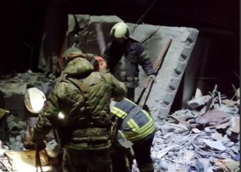 Трупы продолжают доставать из-под завалов в Лисичанске после обстрела ВСУ — погибших уже 28