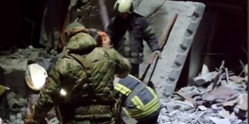 Трупы продолжают доставать из-под завалов в Лисичанске после обстрела ВСУ — погибших уже 28