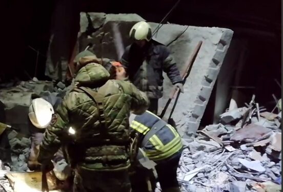 Трупы продолжают доставать из-под завалов в Лисичанске после обстрела ВСУ — погибших уже 28