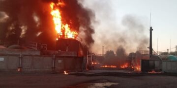 В Волгограде после атаки дрона ВСУ загорелся нефтеперерабатывающий завод