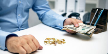 Почему стоит обращаться в ломбард: основные преимущества и выгоды